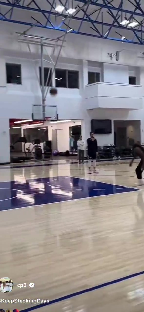 欧冠直播-老炮这状态！保罗在老快船基地训练 自己抛球完成双手挂筐暴扣