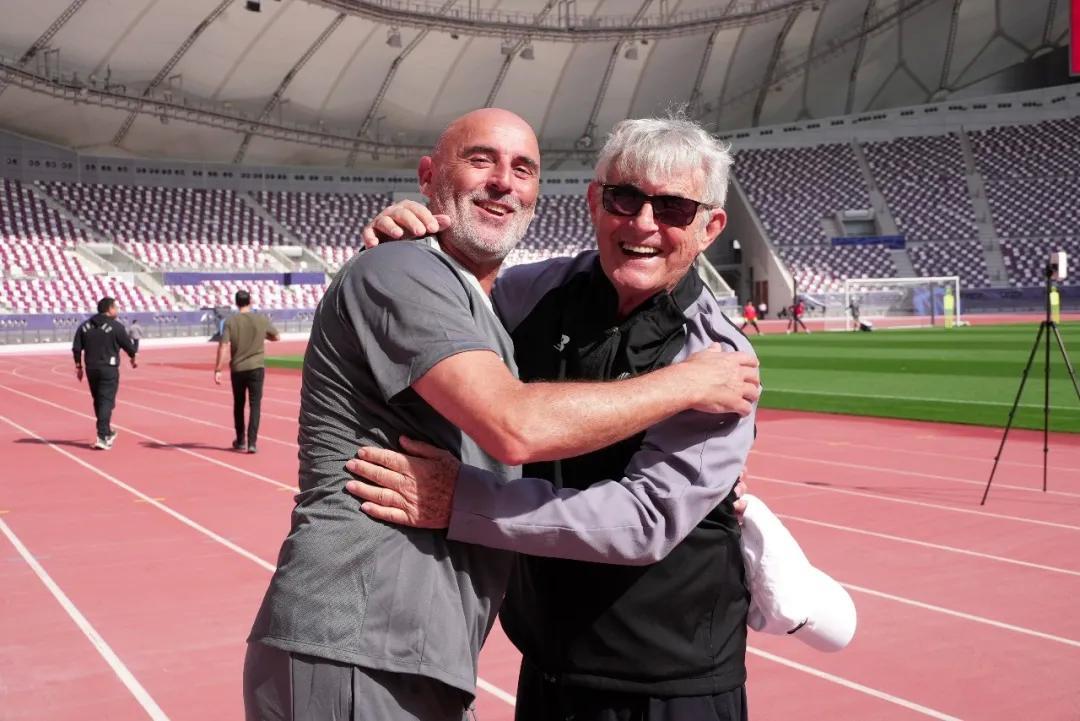 NBA直播-米卢造访海港冬训，与穆斯卡特亲切交谈、拥抱寒暄