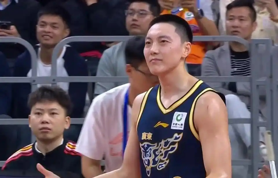 体育比赛直播-广东主场遭40分血洗！全队三分35中5+17失误，胡明轩徐杰16中1
