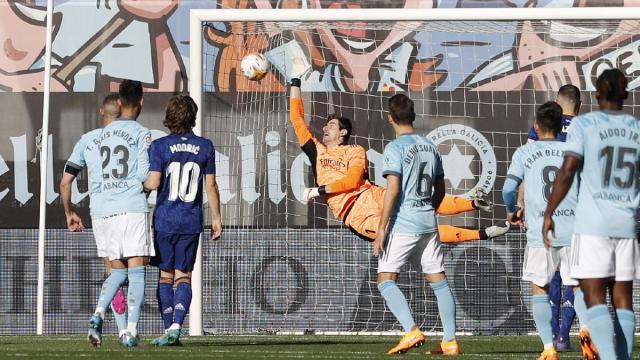 体育赛事视频直播-两次神仙扑救展现火热状态 库尔图瓦昂首回访蓝桥