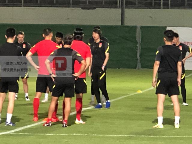 QQ体育直播-国足齐整阵容恢复室外训练 张琳芃首现身场边慢跑