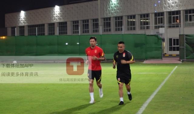 QQ体育直播-国足齐整阵容恢复室外训练 张琳芃首现身场边慢跑