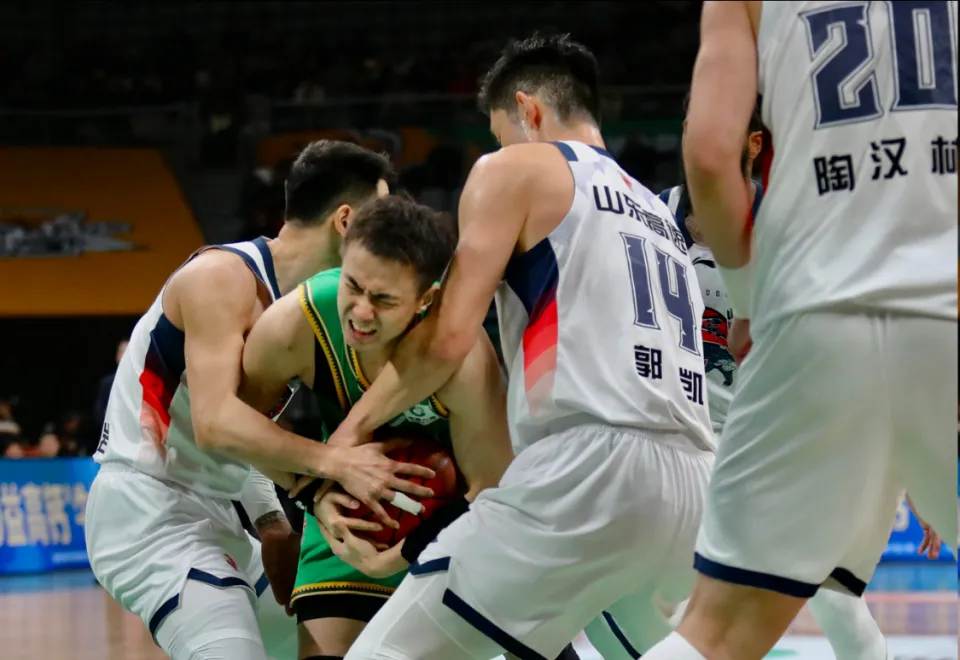 NBA直播-又是3连败！8胜10负杨鸣陷入危机，辽蜜暴怒：每年去欧洲考察些啥